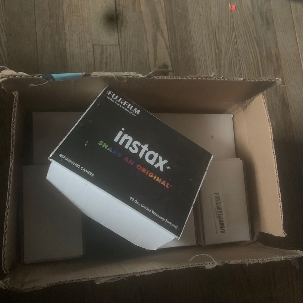 6 New Polaroid camera - Picture 2 of 2